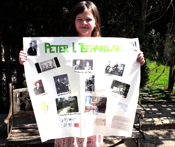 Mädchen hält ein Poster über Tschaikovsky in die Kamera